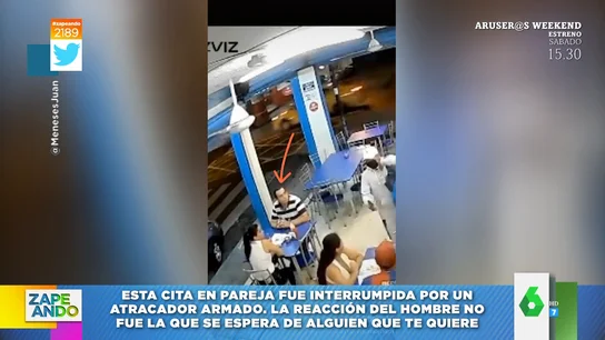 Un hombre deja tirada a su novia cuando entra un atracador Un hombre deja tirada a su novia cuando entra un atracador