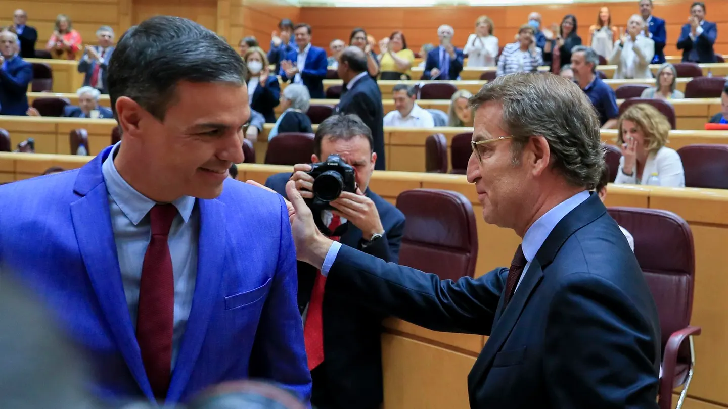Sánchez y Feijóo se saludan en el Senado. El CIS de Tezanos da un empate técnico entre PSOE y PP