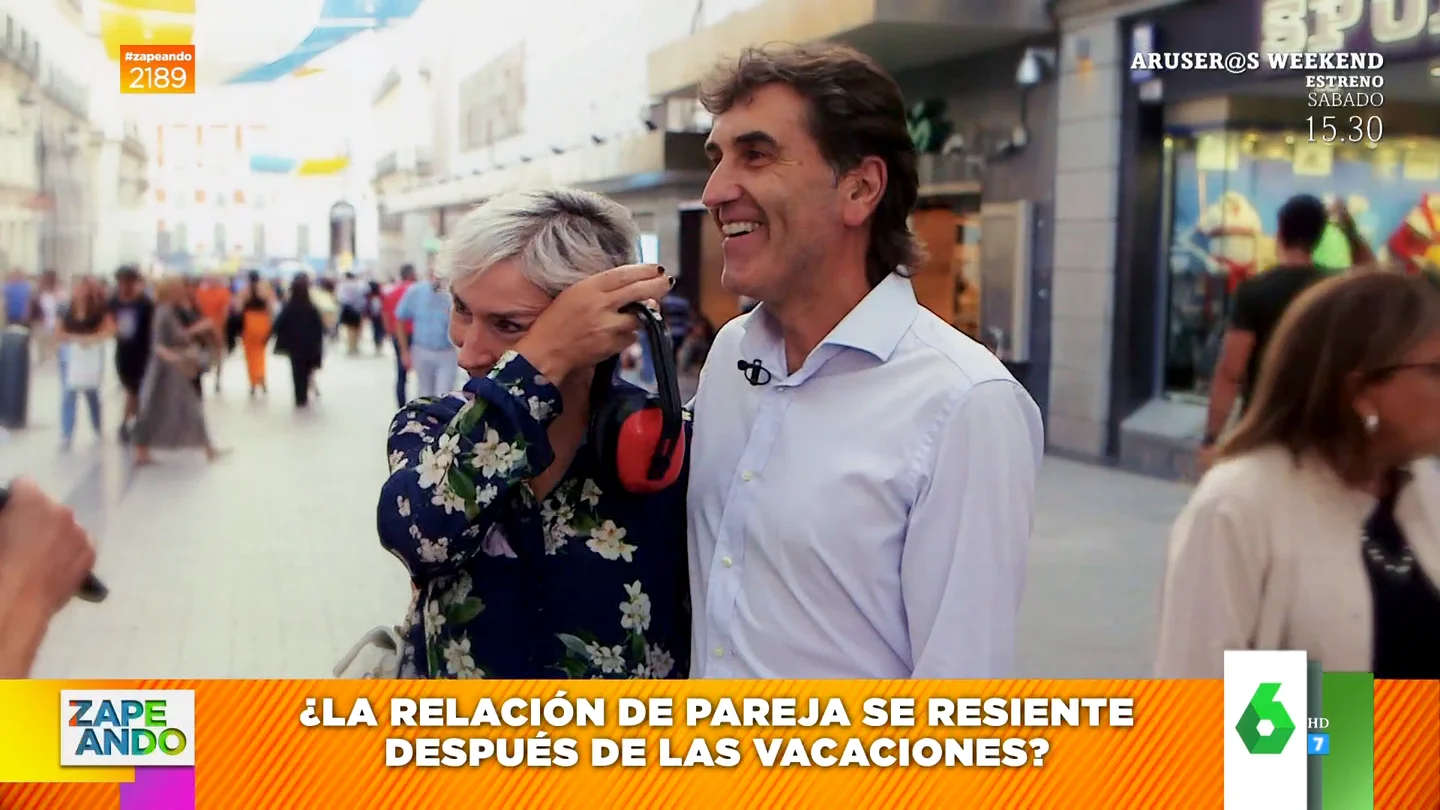 La reacción del reportero al ver cómo una mujer se emociona con las palabras de su marido La reacción del reportero al ver cómo una mujer se emociona con las palabras de su marido