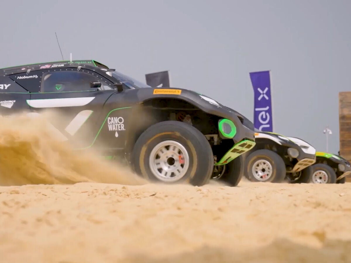 Continuamos disfrutando de la emocionante competición de coches ...