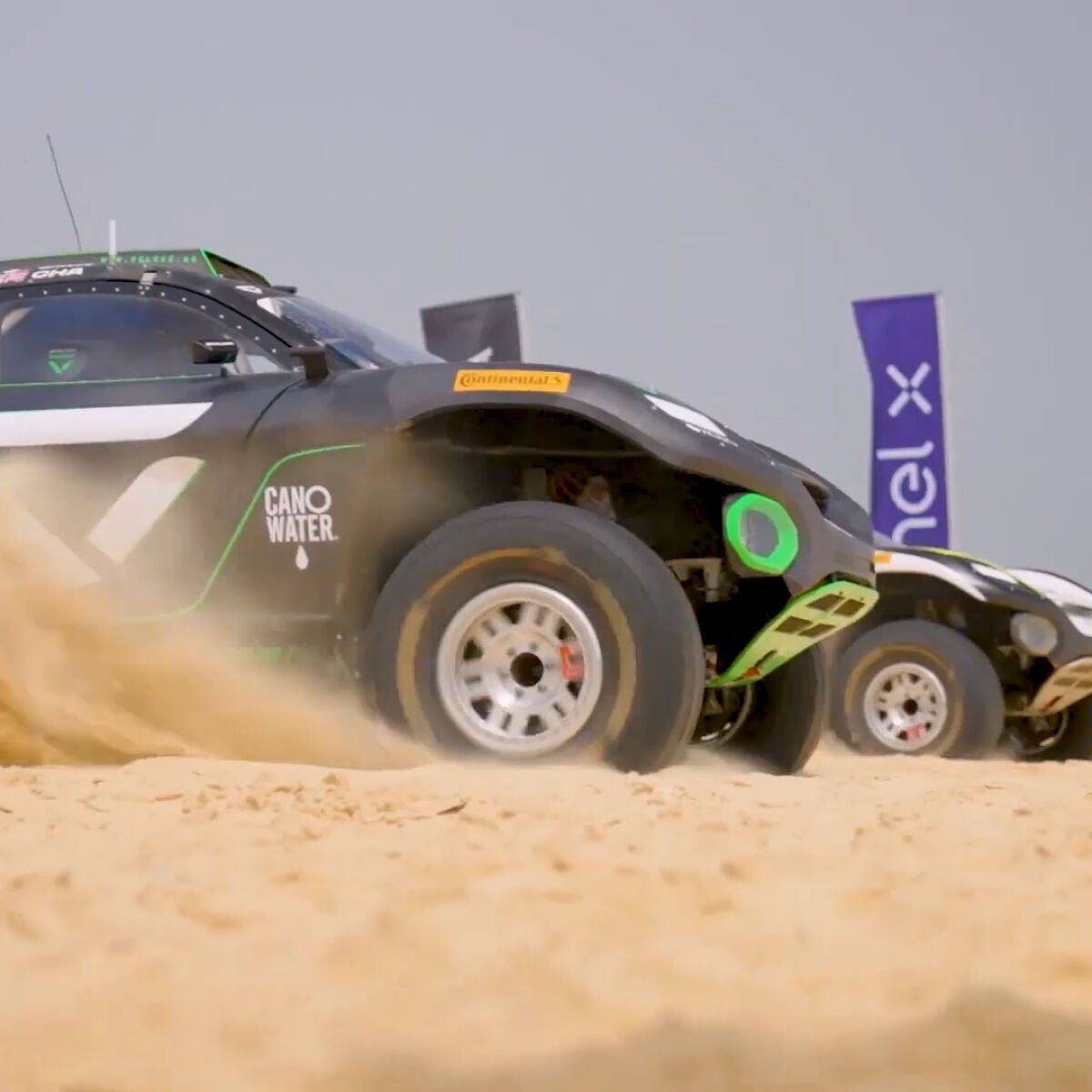 Continuamos disfrutando de la emocionante competición de coches ...