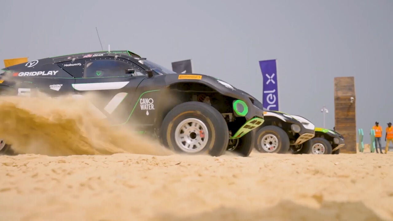 Continuamos disfrutando de la emocionante competición de coches ...