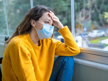 Mujer triste con mascarilla Mujer triste con mascarilla