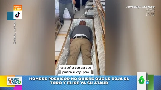 Vídeo viral de un hombre probando su futuro ataúd Vídeo viral de un hombre probando su futuro ataúd