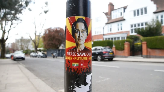 Una pegatina pidiendo la liberación de Suu Kyii cerca de la residencia del embajador birmano en Londres Una pegatina pidiendo la liberación de Suu Kyii cerca de la residencia del embajador birmano en Londres