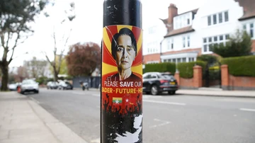 Una pegatina pidiendo la liberación de Suu Kyii cerca de la residencia del embajador birmano en Londres