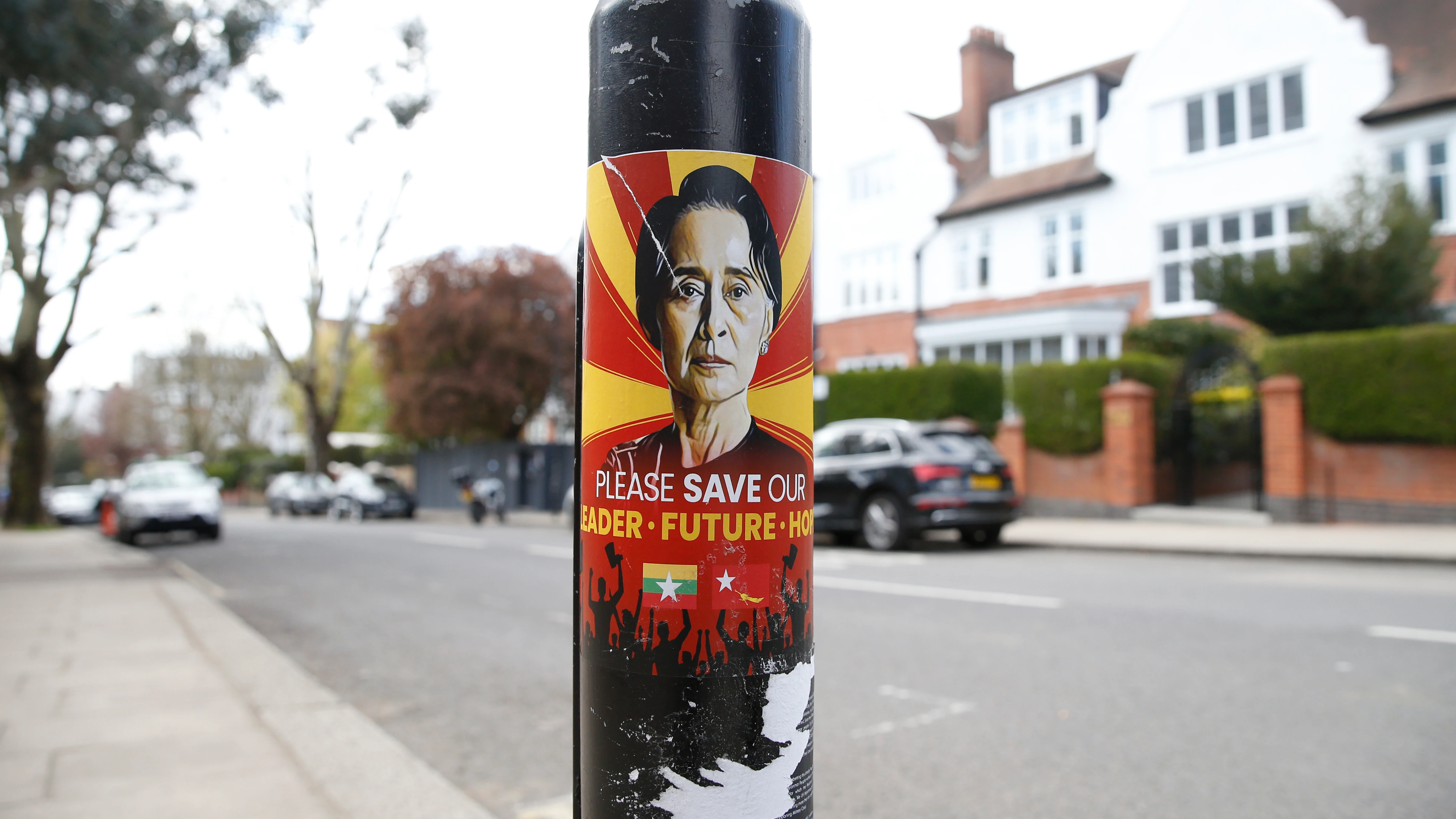 Una pegatina pidiendo la liberación de Suu Kyii cerca de la residencia del embajador birmano en Londres