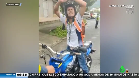 El espectacular enfado de un motorista para librarse de la policía El espectacular enfado de un motorista para librarse de la policía