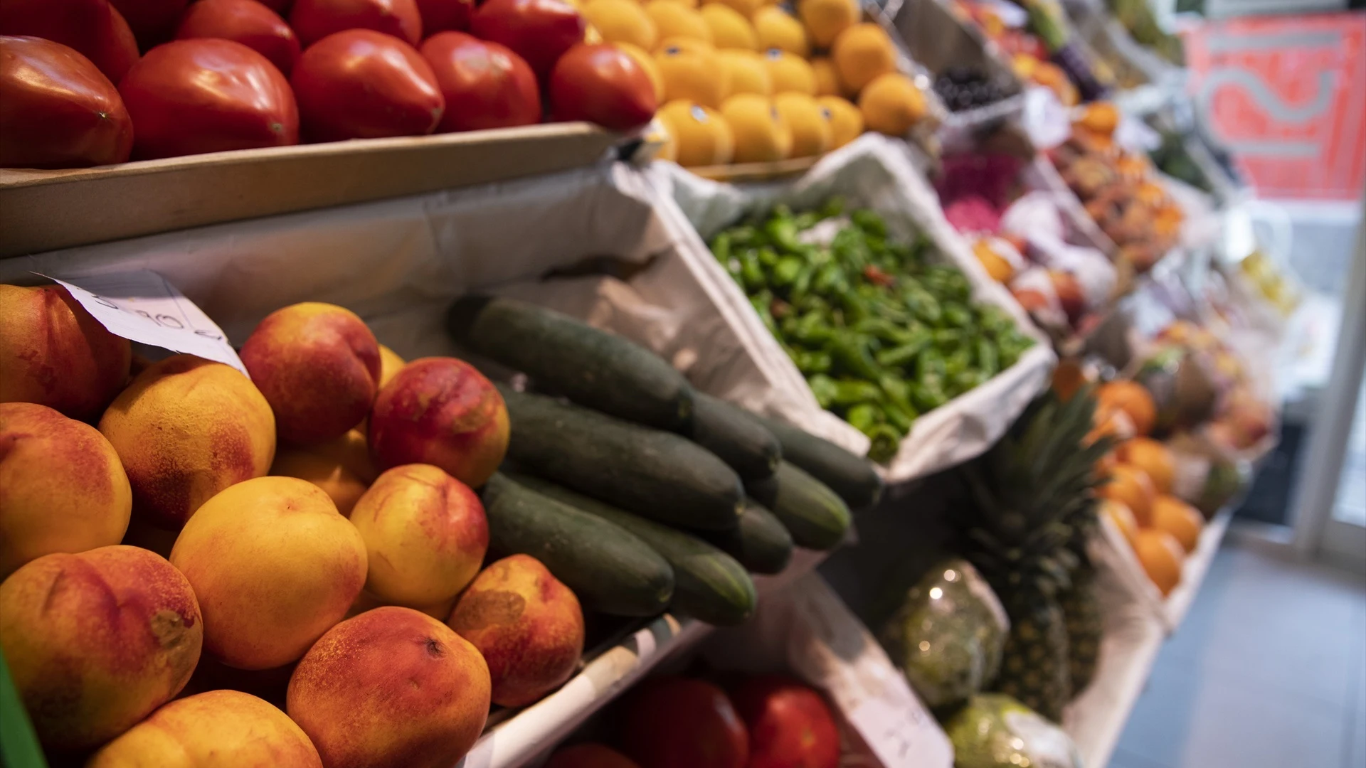 Estos son los alimentos básicos para la cesta de la compra que el Gobierno propone a los supermercados