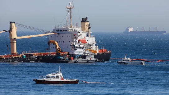 Nueva misión del buque varado en Gibraltar: estabilizar la popa de cara al temporal para evitar más vertidos Nueva misión del buque varado en Gibraltar: estabilizar la popa de cara al temporal para evitar más vertidos