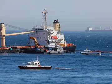 Nueva misión del buque varado en Gibraltar: estabilizar la popa de cara al temporal para evitar más vertidos