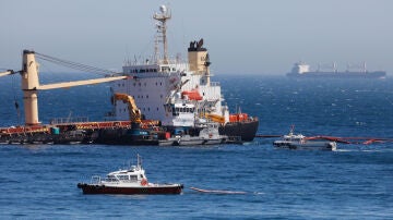 Nueva misión del buque varado en Gibraltar: estabilizar la popa de cara al temporal para evitar más vertidos