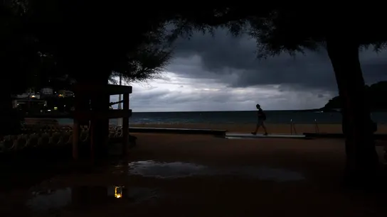 Un hombre pasea junto a la playa de Ondarreta de San Sebastián Un hombre pasea junto a la playa de Ondarreta de San Sebastián