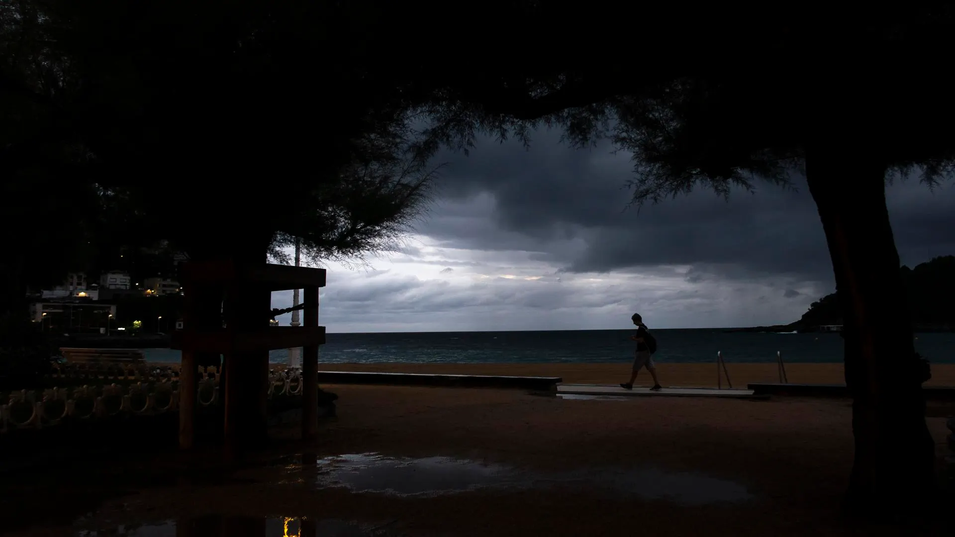 Un hombre pasea junto a la playa de Ondarreta de San Sebastián