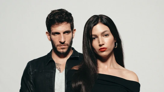 Úrsula Corberó y Quim Gutiérrez caracterizados como Rosa y Albert, los protagonistas de ‘El cuerpo en llamas’. Úrsula Corberó y Quim Gutiérrez caracterizados como Rosa y Albert, los protagonistas de ‘El cuerpo en llamas’.