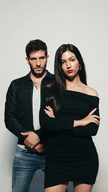 Úrsula Corberó y Quim Gutiérrez caracterizados como Rosa y Albert, los protagonistas de ‘El cuerpo en llamas’.