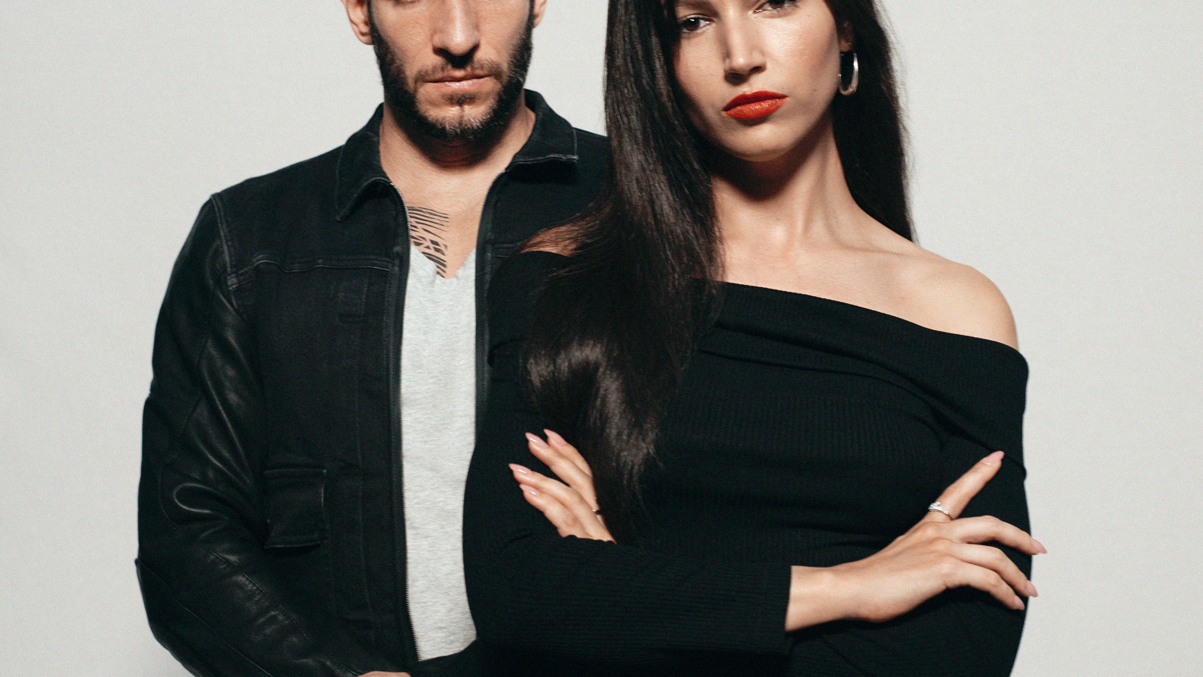 Úrsula Corberó y Quim Gutiérrez caracterizados como Rosa y Albert, los protagonistas de ‘El cuerpo en llamas’.
