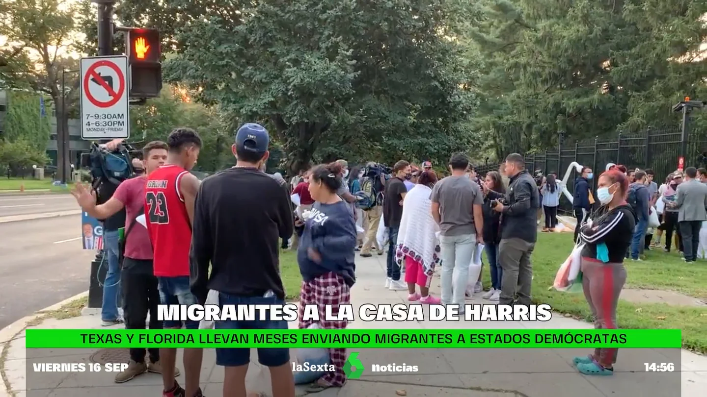 Migrantes convertidos en peones políticos: les llevan con engaños ante la casa de Kamala Harris Migrantes convertidos en peones políticos: les llevan con engaños ante la casa de Kamala Harris