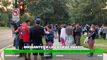 Migrantes convertidos en peones políticos: les llevan con engaños ante la casa de Kamala Harris