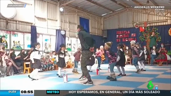 La emotiva reacción de un padre al ver cómo su hija se queda sin pareja de baile en pleno escenario La emotiva reacción de un padre al ver cómo su hija se queda sin pareja de baile en pleno escenario