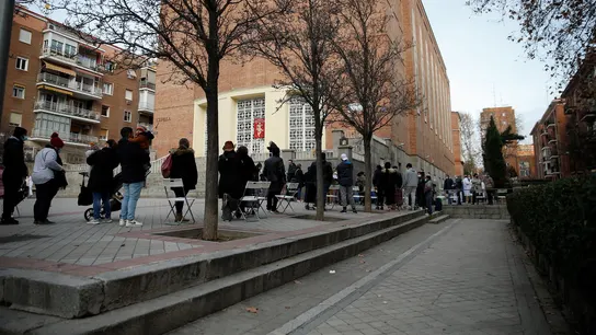Crecen las "colas del hambre" en España y disminuyen las donaciones de alimentos Crecen las "colas del hambre" en España y disminuyen las donaciones de alimentos