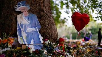 Homenajes y flores a la reina Isabel II en el Green Park, cerca de Buckingham, en Londres