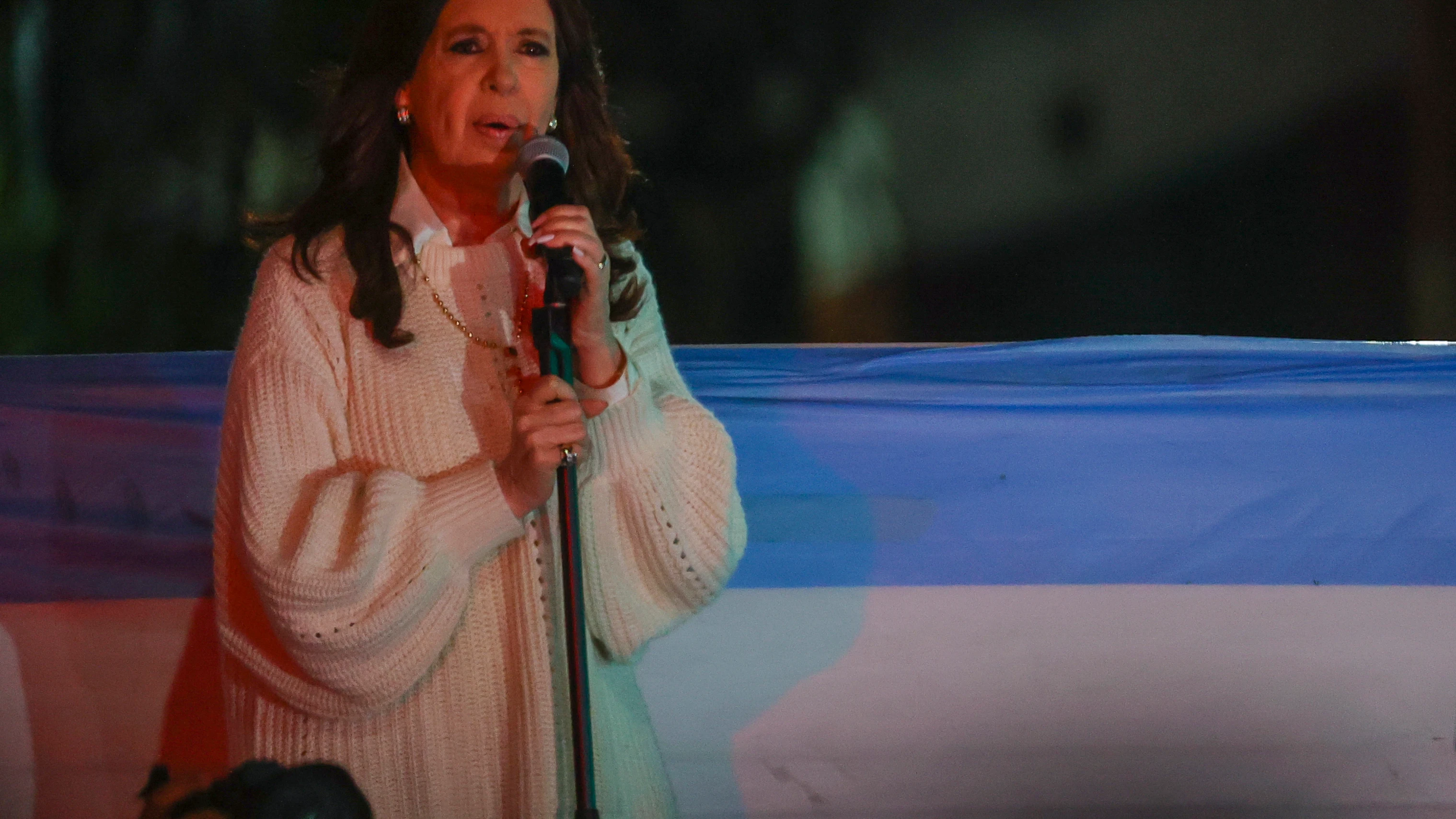 Cristina Fernández de Kirchner, tras su intento de asesinato: "Estoy viva por Dios y la Virgen"