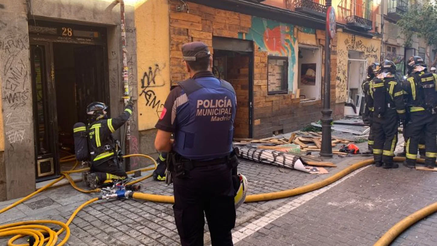 Al menos una persona herida en una explosión de gas en una vivienda en el barrio de Malasaña (Madrid) Al menos una persona herida en una explosión de gas en una vivienda en el barrio de Malasaña (Madrid)