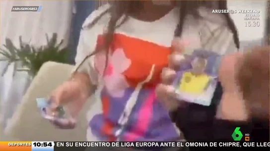Así reacciona esta niña cuando le toca el cromo de su padre, el futbolista Ángel Mena Así reacciona esta niña cuando le toca el cromo de su padre, el futbolista Ángel Mena