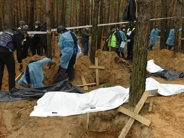 Imagen de los cuerpos encontrados en una fosa común de Ucrania