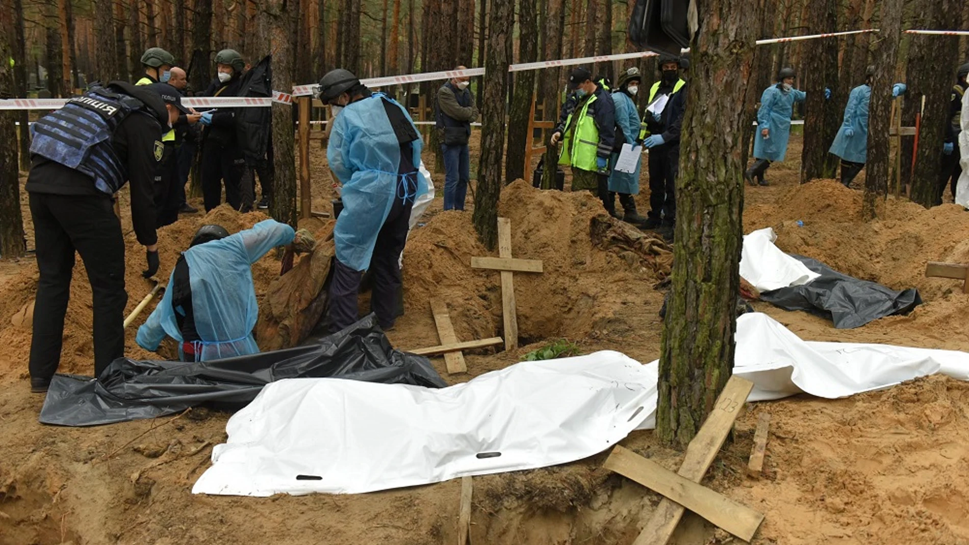 Imagen de los cuerpos encontrados en una fosa común de Ucrania