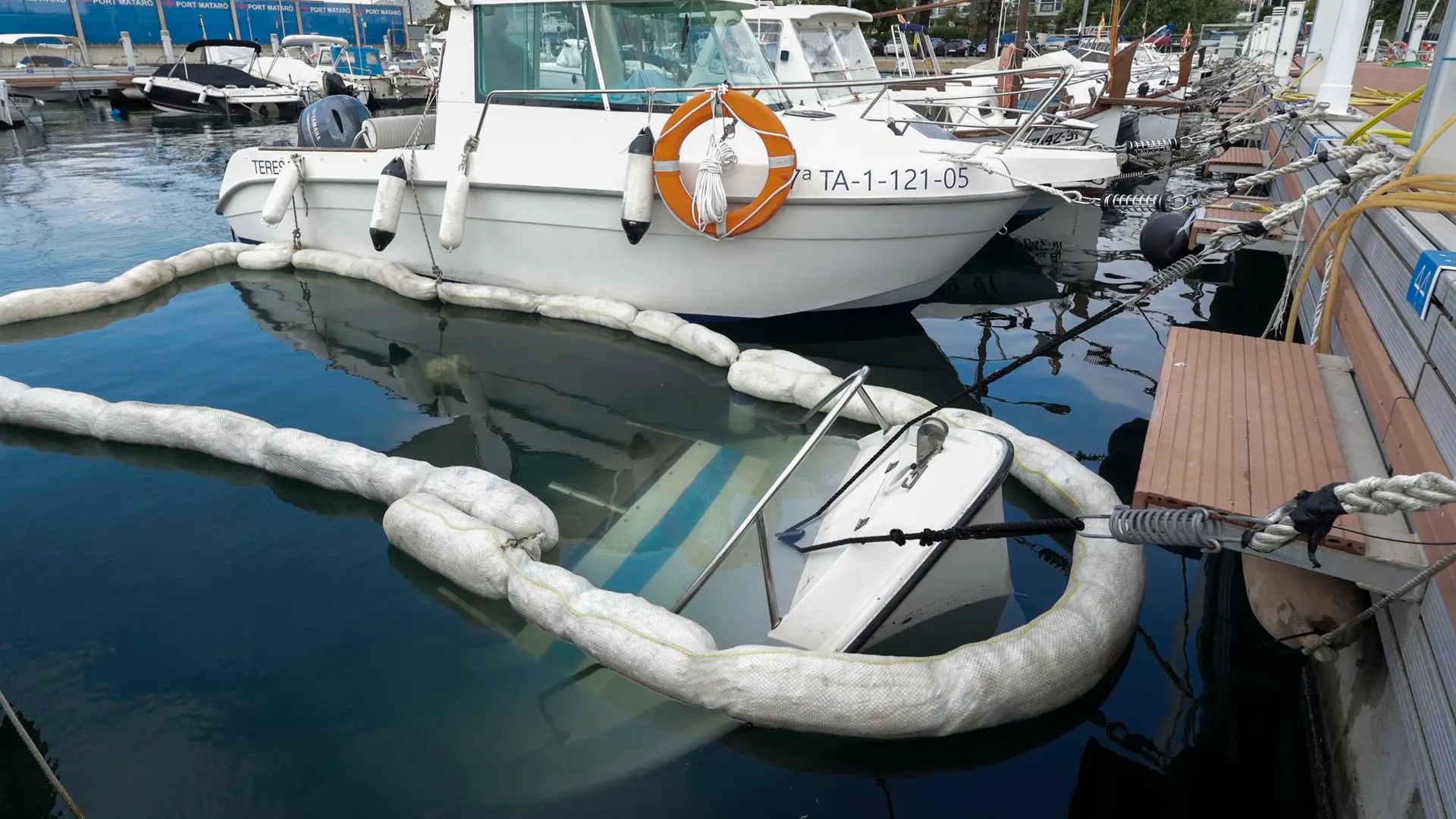 La tormenta en el Maresme deja un herido grave, barcos hundidos y escuelas anegadas
