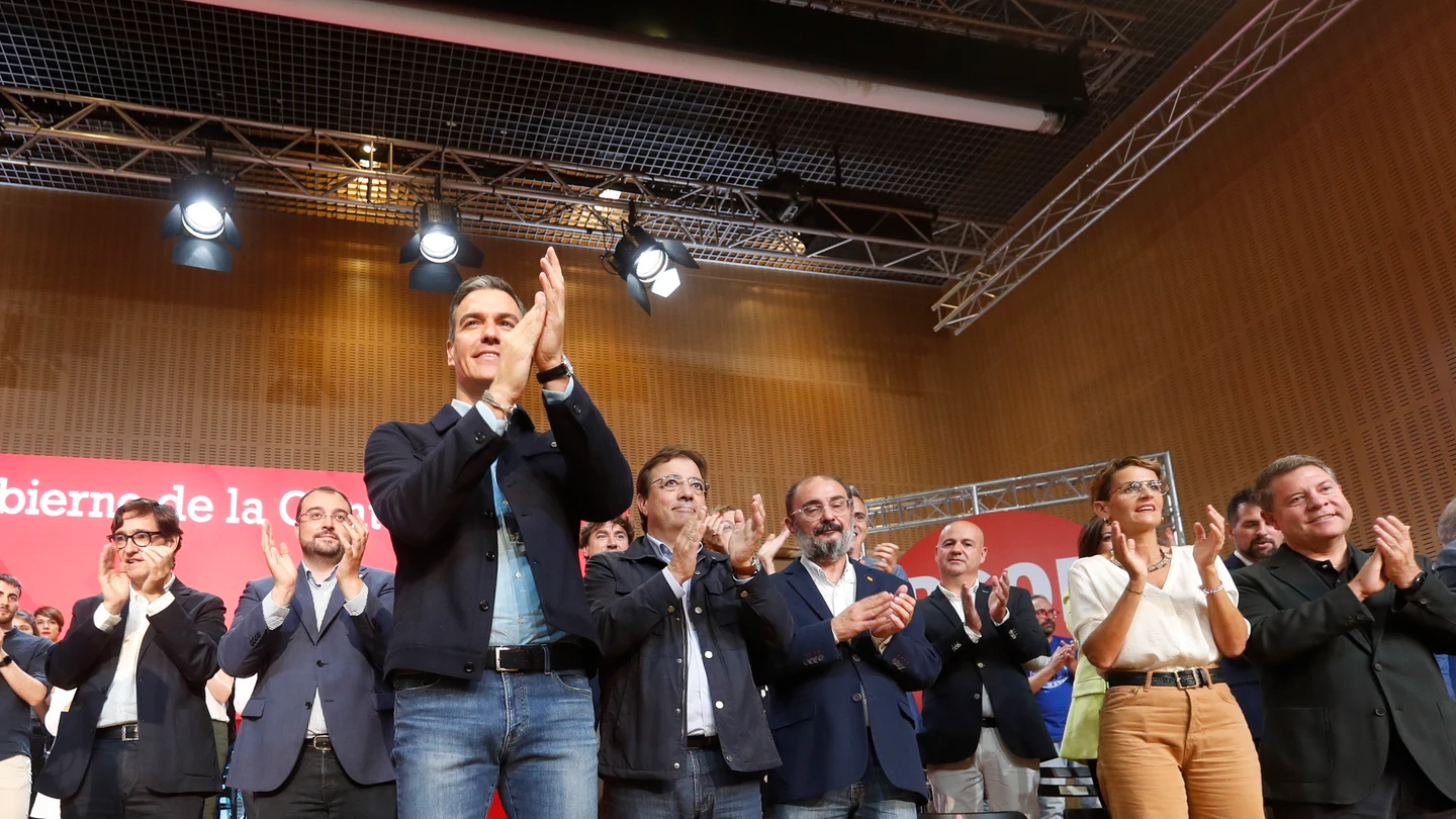 Pedro Sánchez arropado por sus barones Pedro Sánchez arropado por sus barones