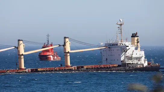 Las autoridades portuarias de Gibraltar han hundido la popa del buque OS 35 para evitar daños mayores. Las autoridades portuarias de Gibraltar han hundido la popa del buque OS 35 para evitar daños mayores.