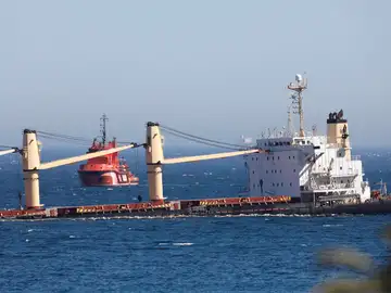 Las autoridades portuarias de Gibraltar han hundido la popa del buque OS 35 para evitar daños mayores.