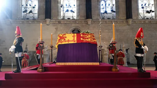 Imagen del féretro de Isabel II en la capilla ardiente Imagen del féretro de Isabel II en la capilla ardiente