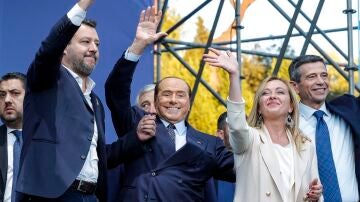 Salvini, Berlusconi y Meloni en un mítin durante la campaña electoral