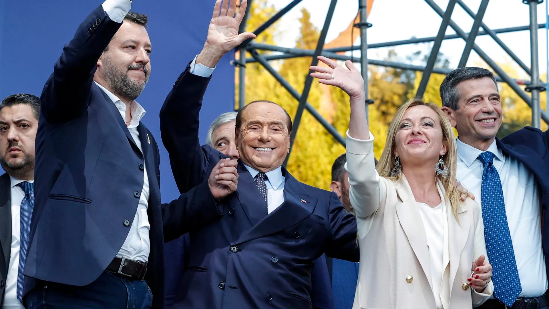 Salvini, Berlusconi y Meloni en un mítin durante la campaña electoral