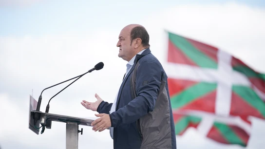 El presidente de Euskadi Buru Batzarra (EBB), Andoni Ortuzar, interviene en la celebración del Alderdi Eguna. El presidente de Euskadi Buru Batzarra (EBB), Andoni Ortuzar, interviene en la celebración del Alderdi Eguna.