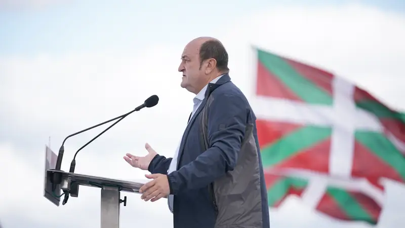 El presidente de Euskadi Buru Batzarra (EBB), Andoni Ortuzar, interviene en la celebración del Alderdi Eguna.