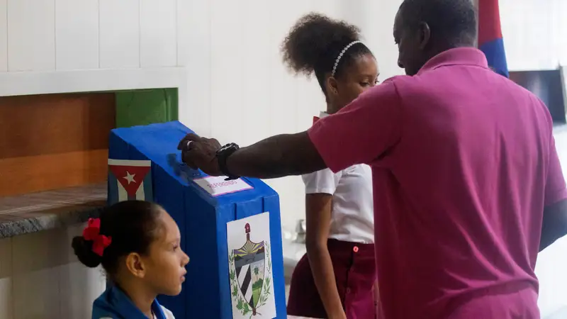 Un hombre ejerce su derecho al voto ayer durante la jornada de votaciones, en el marco del referendo sobre el nuevo código de familia, en La Habana (Cuba).