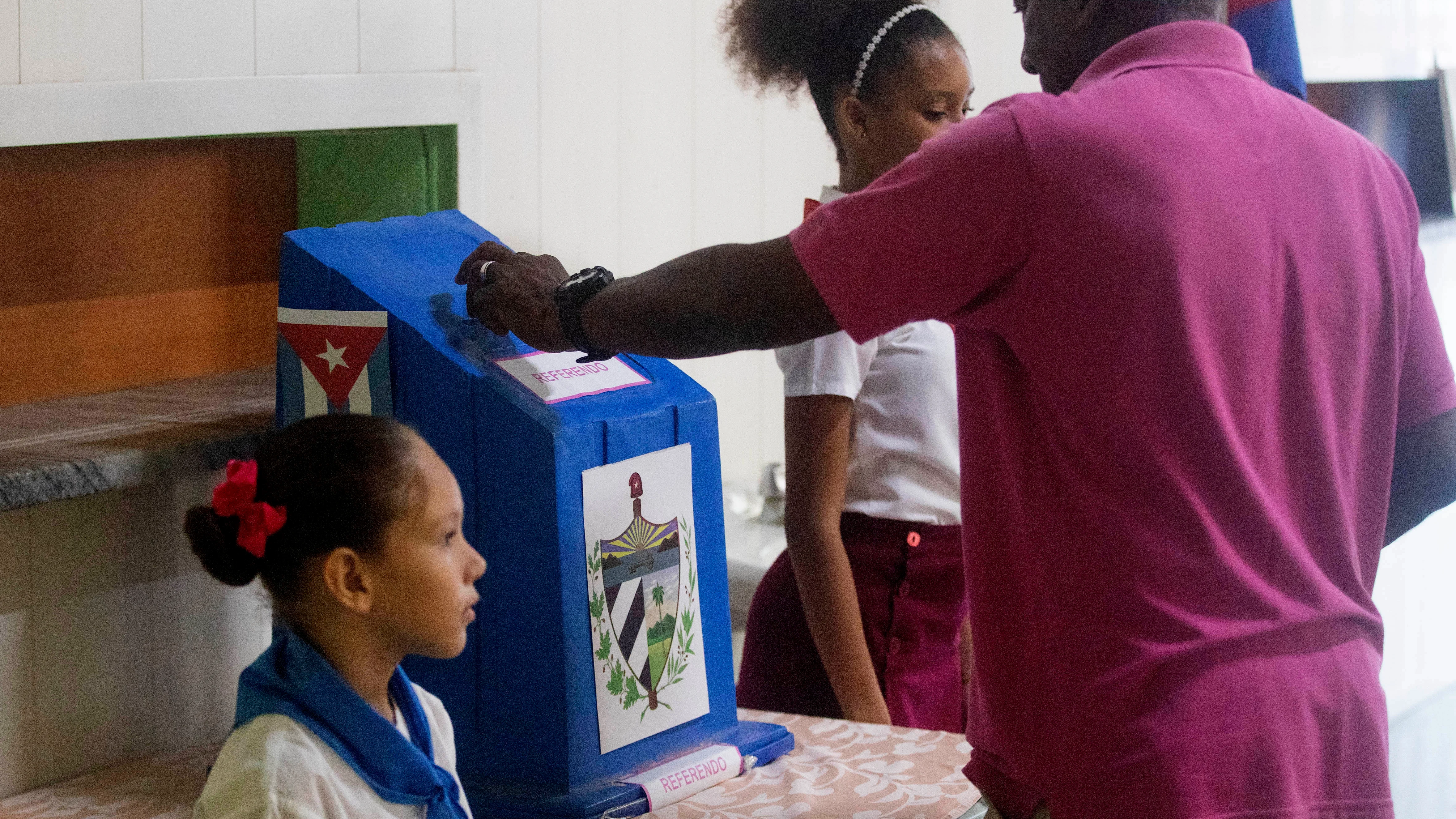 Un hombre ejerce su derecho al voto ayer durante la jornada de votaciones, en el marco del referendo sobre el nuevo código de familia, en La Habana (Cuba).
