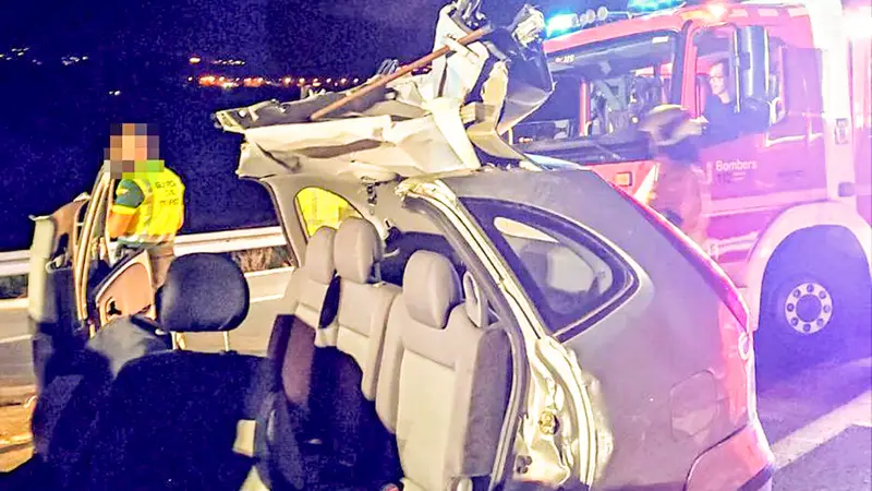 El coche del hombre que mató a su pareja en Benidorm tras colisionar contra un camión
