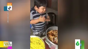 La adorable reacción de un niño al ver lo que tiene para comer