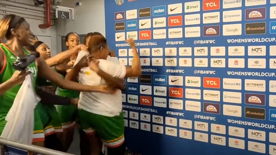 Dos compañeras de la selección de Mali, pegándose en la zona mixta Dos compañeras de la selección de Mali, pegándose en la zona mixta