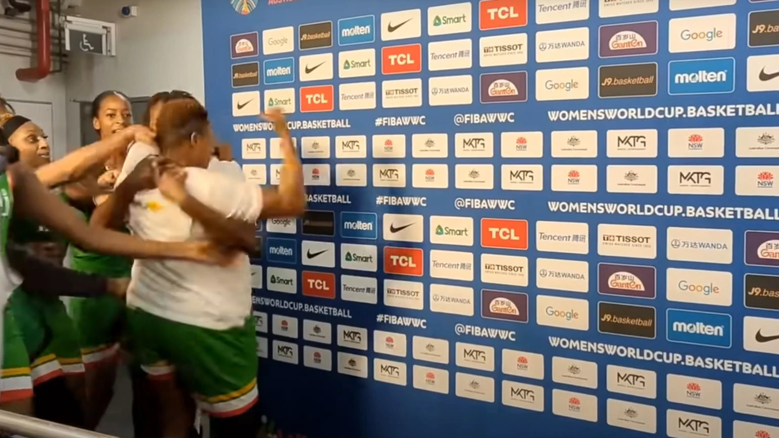 Dos compañeras de la selección de Mali, pegándose en la zona mixta