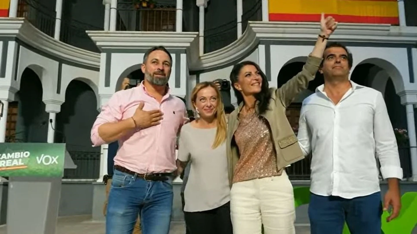 Santiago Abascal, junto a Giorgia Meloni y Macarena Olona. Santiago Abascal, junto a Giorgia Meloni y Macarena Olona.