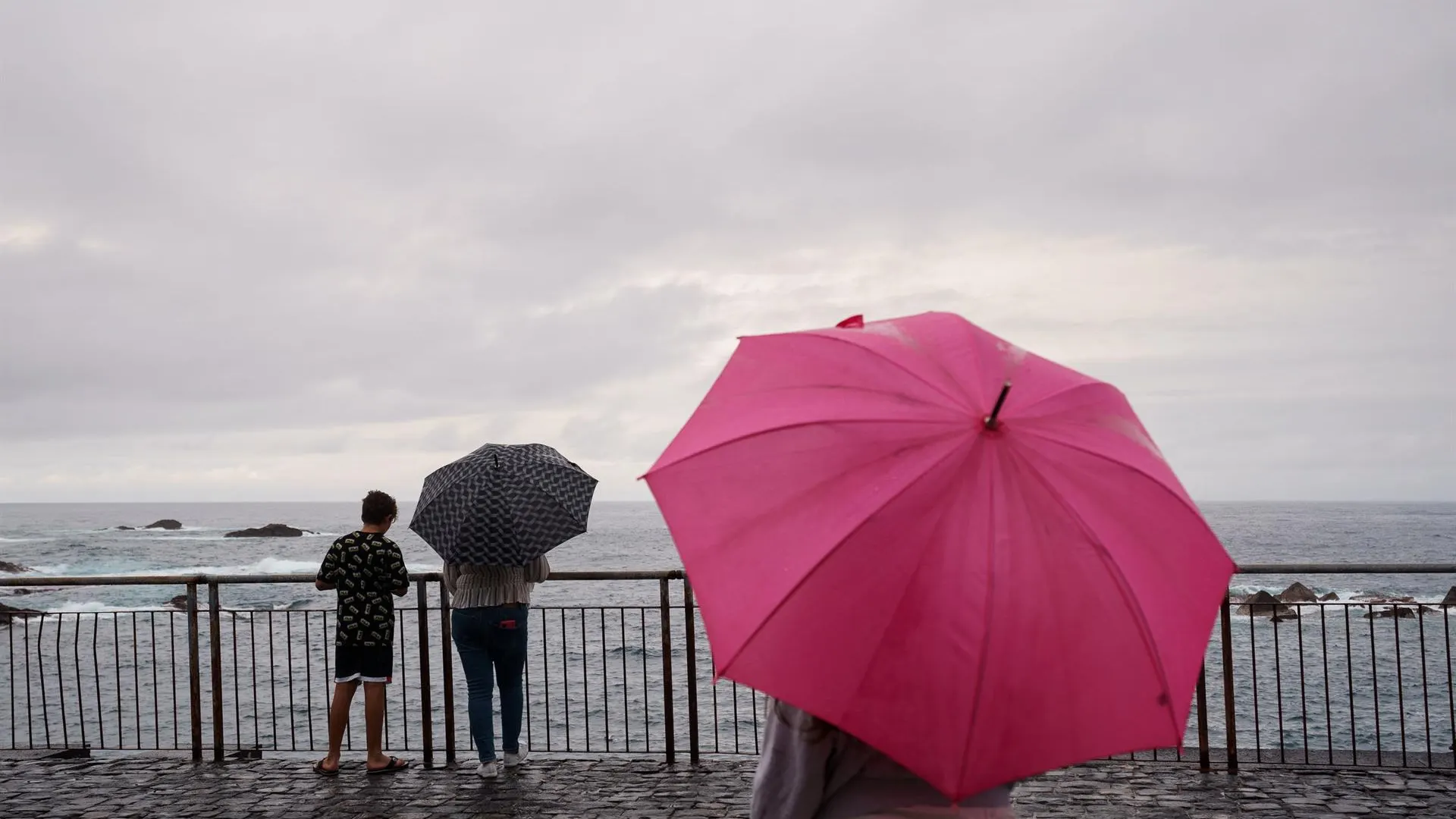 El viento y la mala mar ponen en alerta al Cantábrico y la lluvia golpea al Levante y Baleares