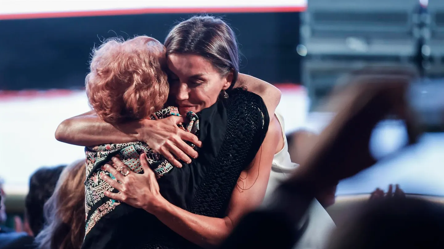 La reina Letizia abraza a una beneficiaria de un proyecto social que acompaña a personas mayores La reina Letizia abraza a una beneficiaria de un proyecto social que acompaña a personas mayores