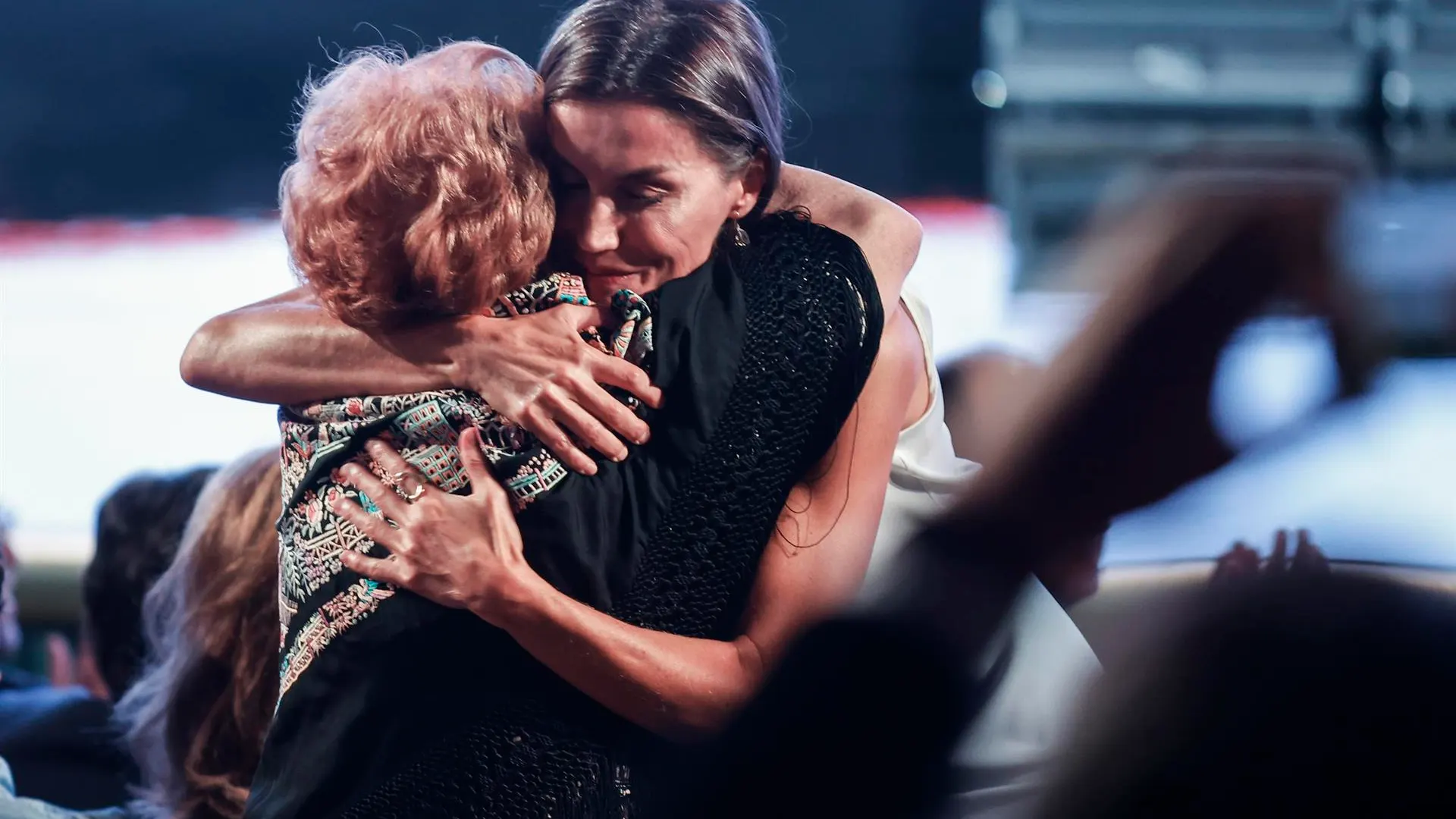 La reina Letizia abraza a una beneficiaria de un proyecto social que acompaña a personas mayores La reina Letizia abraza a una beneficiaria de un proyecto social que acompaña a personas mayores